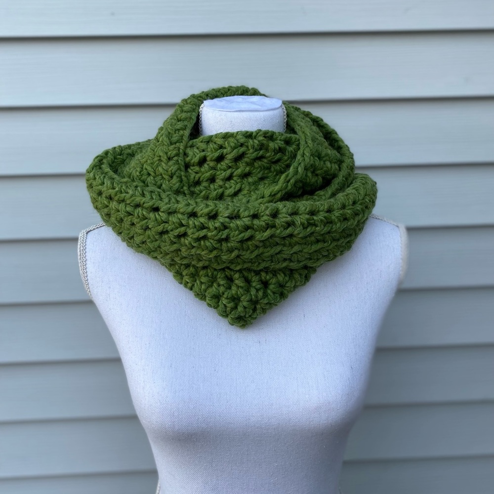 Tarcie Knitwear handmade infinity scarf in Green